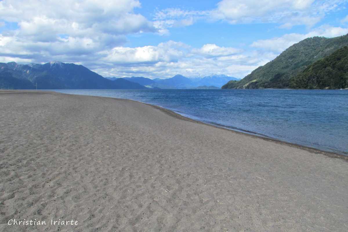 Beach of volcanic sand - Petrohué