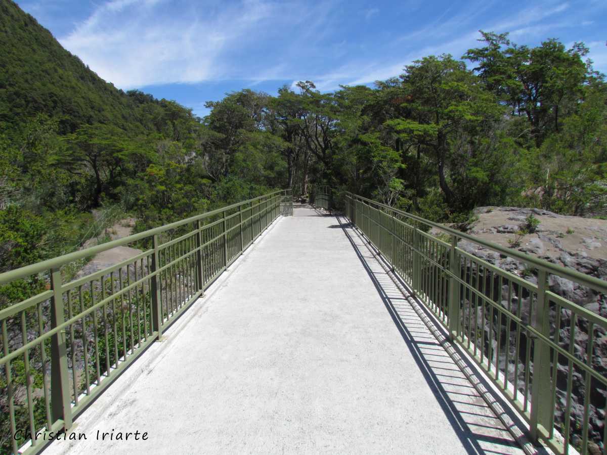 Pasarelas por los saltos del Petrohué