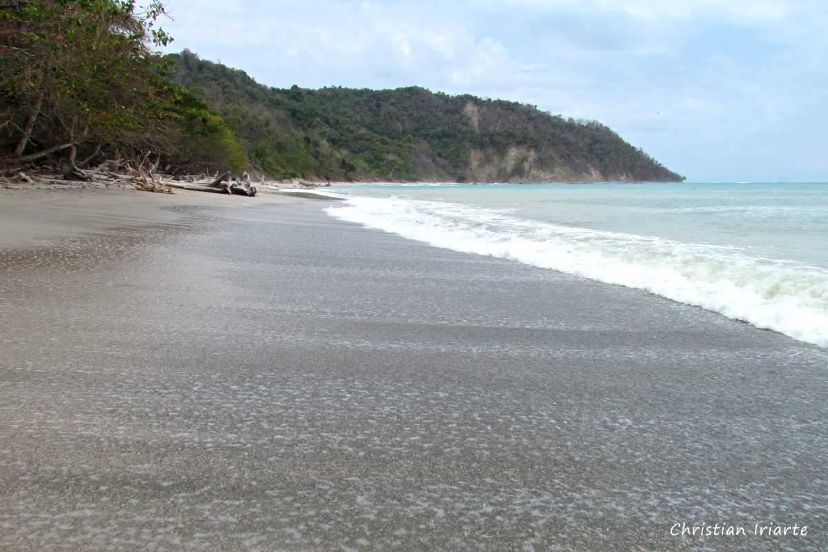 Playa al final del sendero en Cabo Blanco