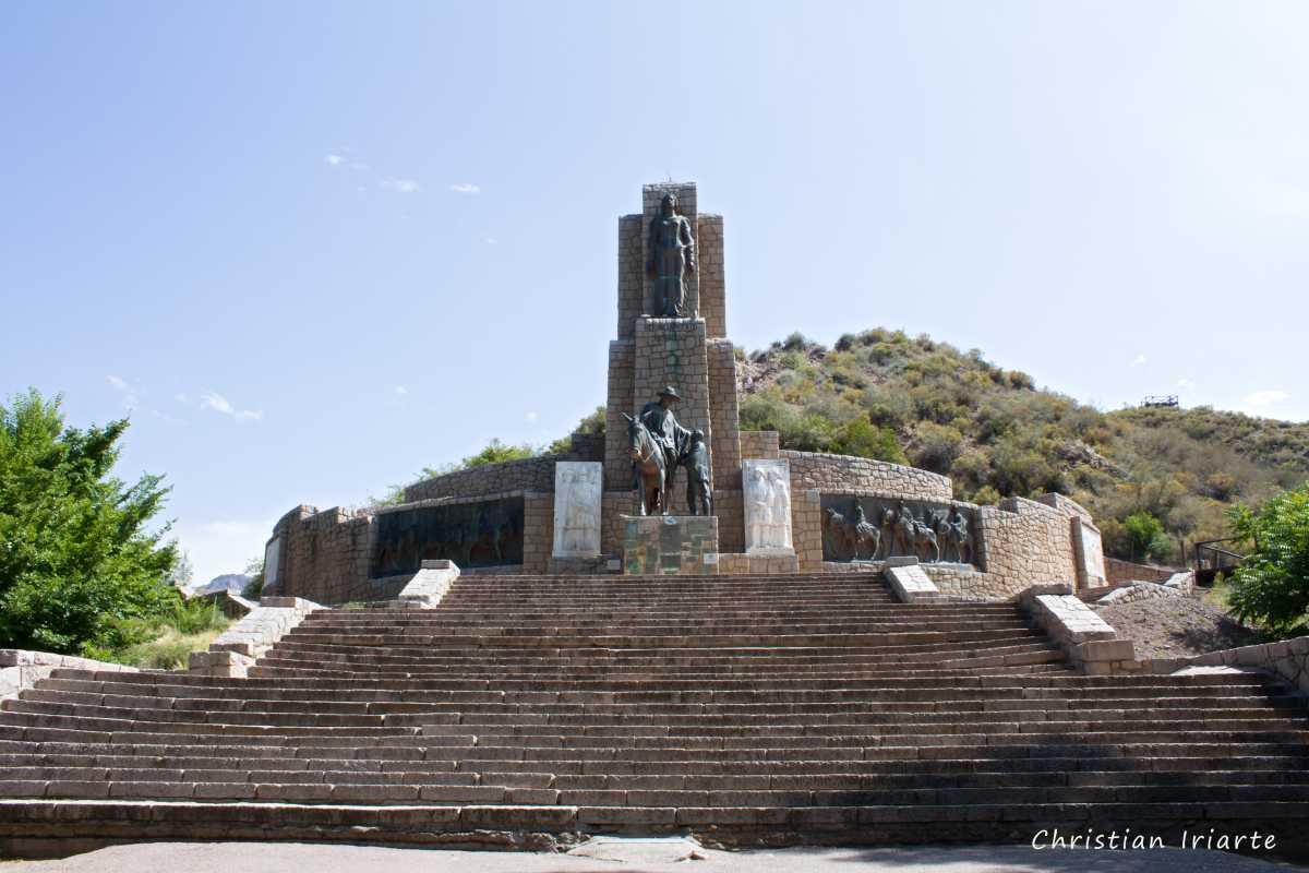 Retorno a la Patria Monument - Manzano Histórico