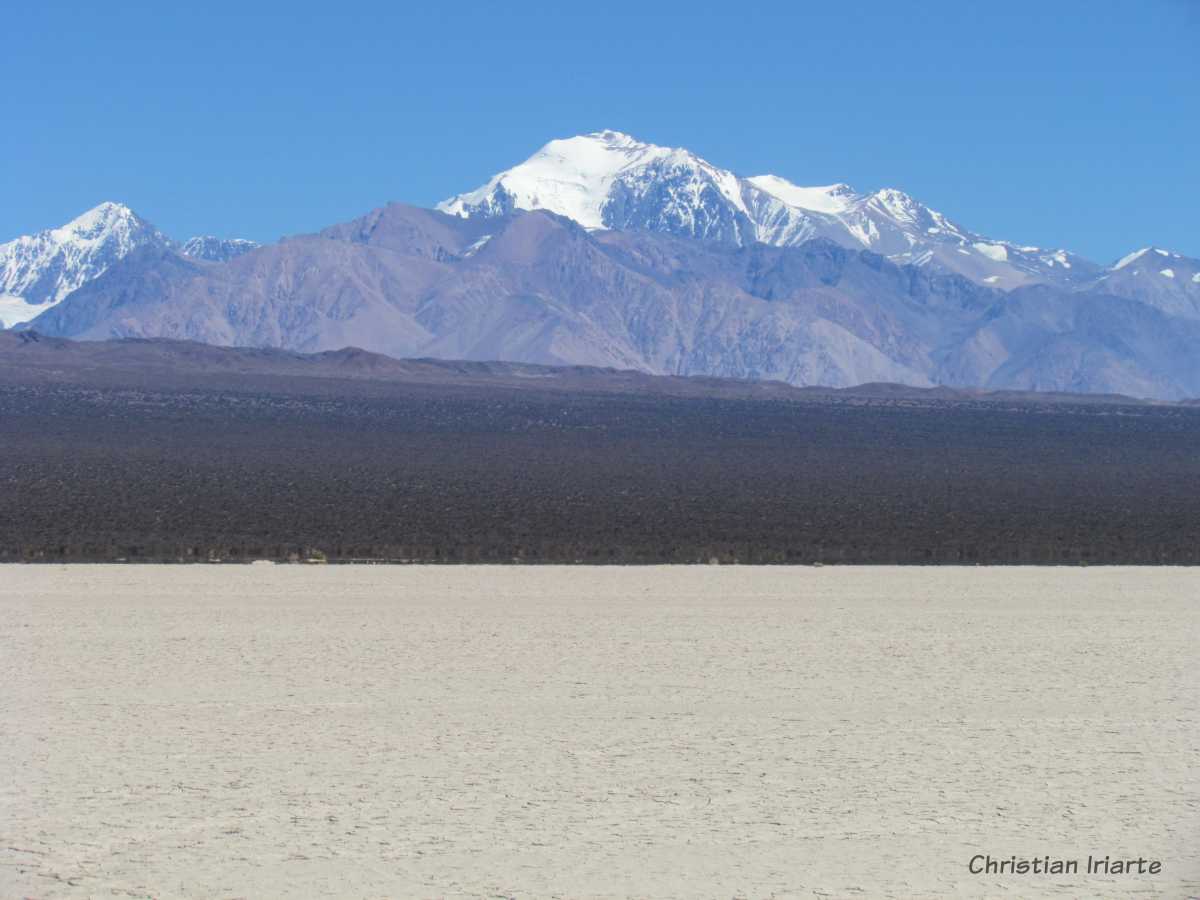 Imagen: Cerro Mercedario desde la pampa del Leoncito