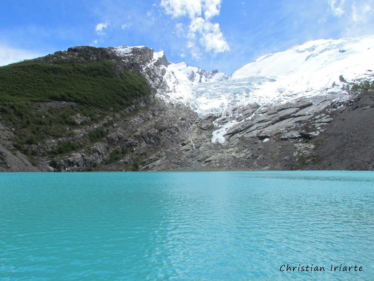 Imagen: Laguna con el glaciar Huemul en la montaña